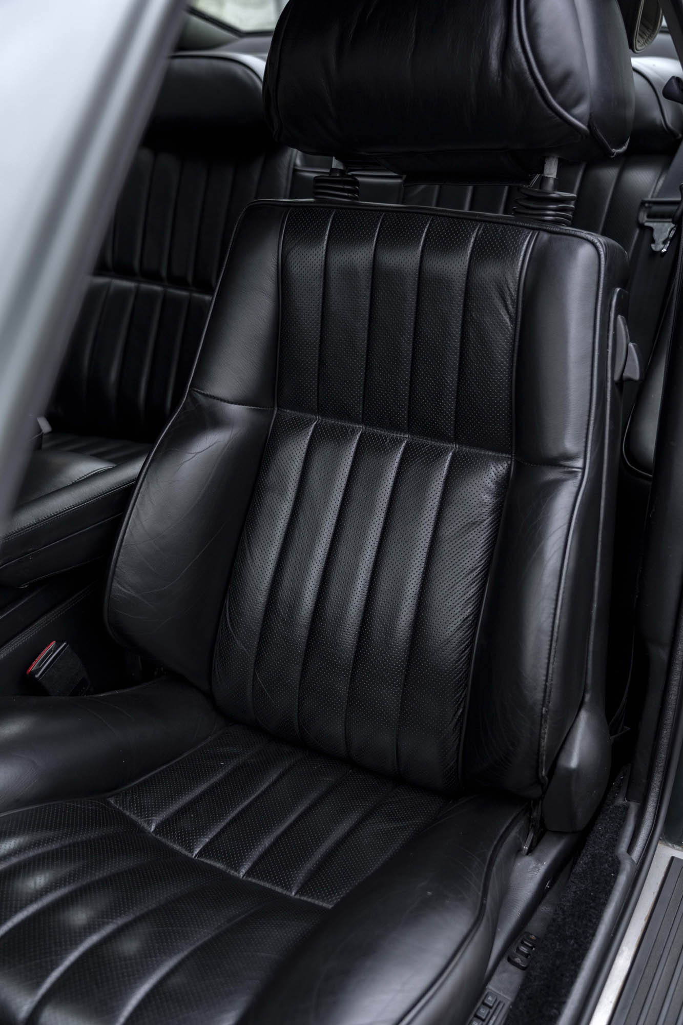 Download 1992 Aston Martin Virage 6.3 - Interior, Seats HD Phone Wallpaper 1333x2000 #53