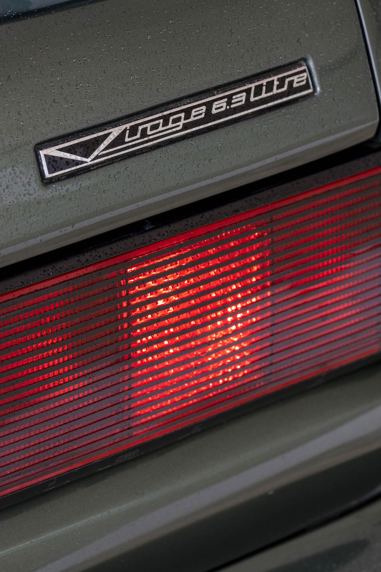 Download 1992 Aston Martin Virage 6.3 - Tail Light HD Phone Wallpaper 1333x2000 #41