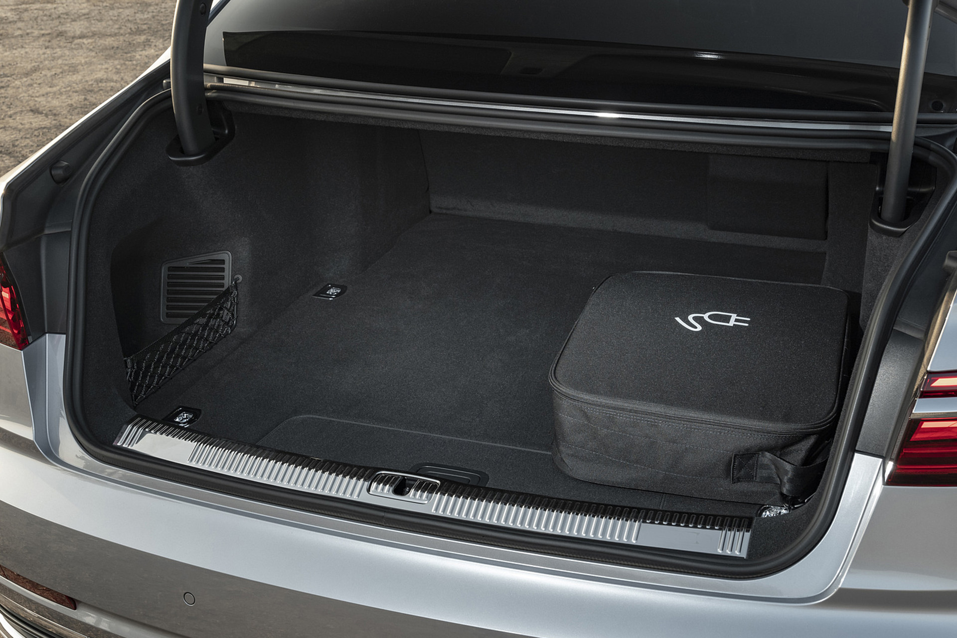 Download 2022 Audi A8 L 60 TFSI e - UK version - Trunk HD Wallpaper 1920x1280 #64