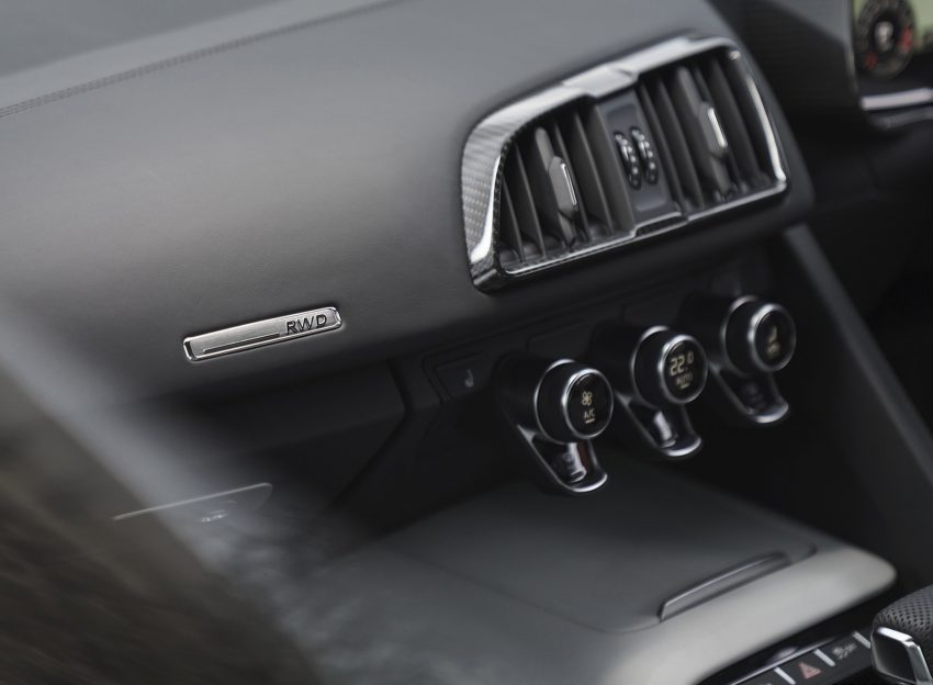 2022 Audi R8 Coupé V10 Performance RWD - UK version - Interior, Detail Wallpaper 850x624 #109