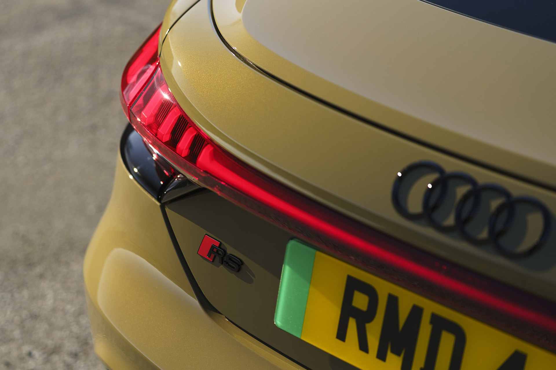 Download 2022 Audi RS e-tron GT - UK version - Detail HD Wallpaper 1920x1279 #32