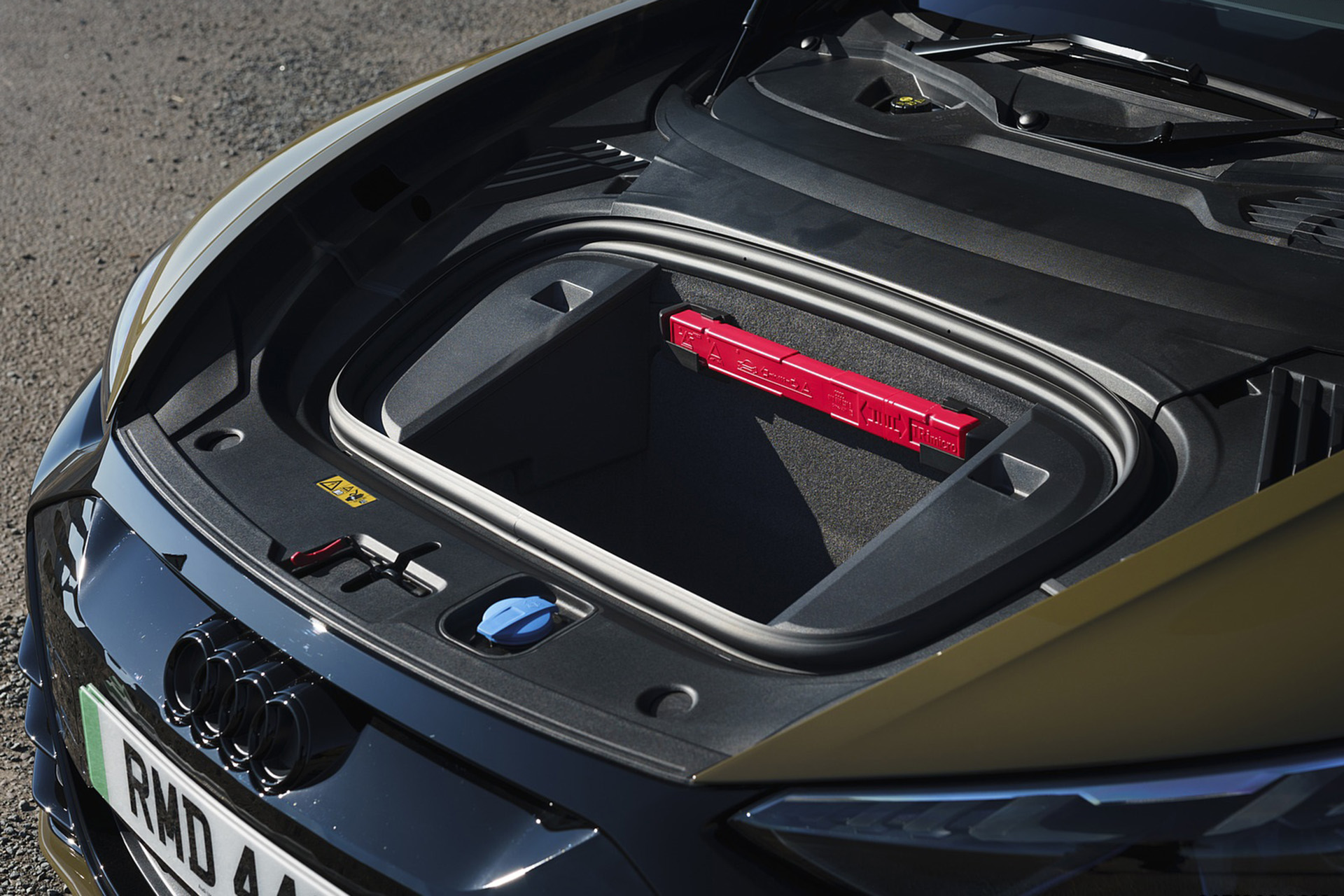 Download 2022 Audi RS e-tron GT - UK version - Front Storage Compartment HD Wallpaper 1920x1280 #37
