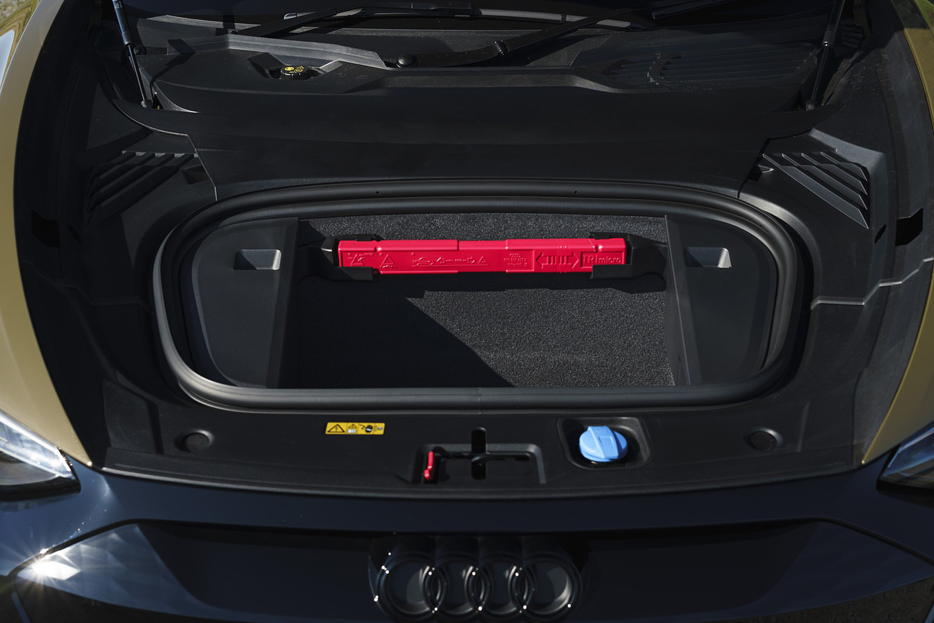 Download 2022 Audi RS e-tron GT - UK version - Front Storage Compartment HD Wallpaper 1920x1280 #38