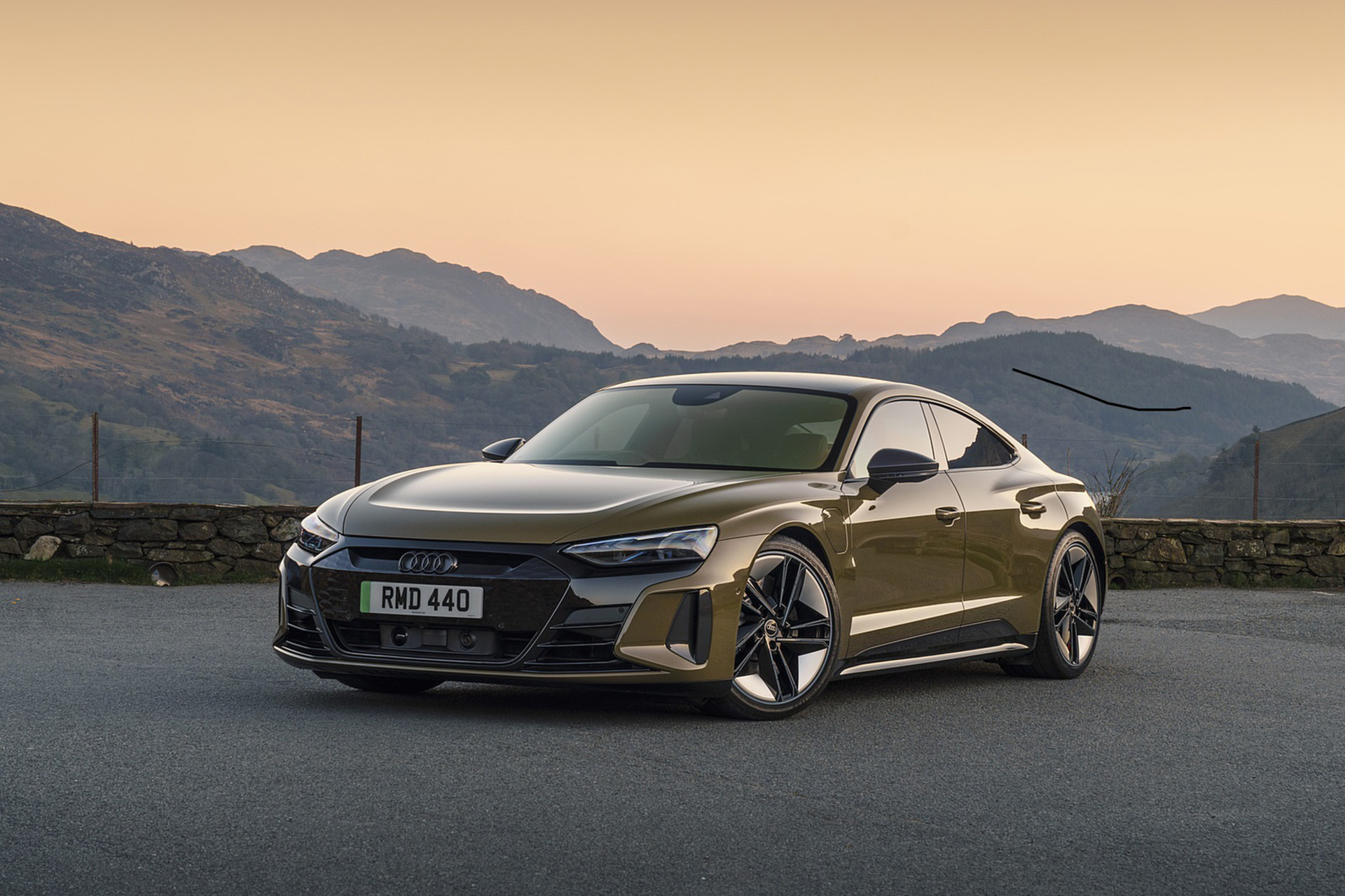 Download 2022 Audi RS e-tron GT - UK version - Front Three-Quarter HD Wallpaper 1920x1279 #17