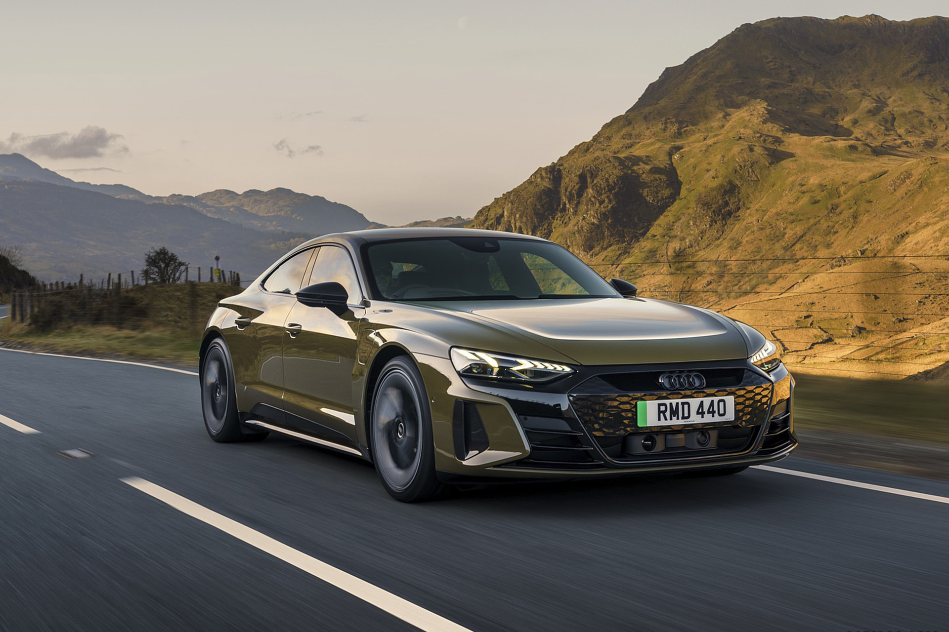 Download 2022 Audi RS e-tron GT - UK version - Front Three-Quarter HD Wallpaper 1920x1280 #7