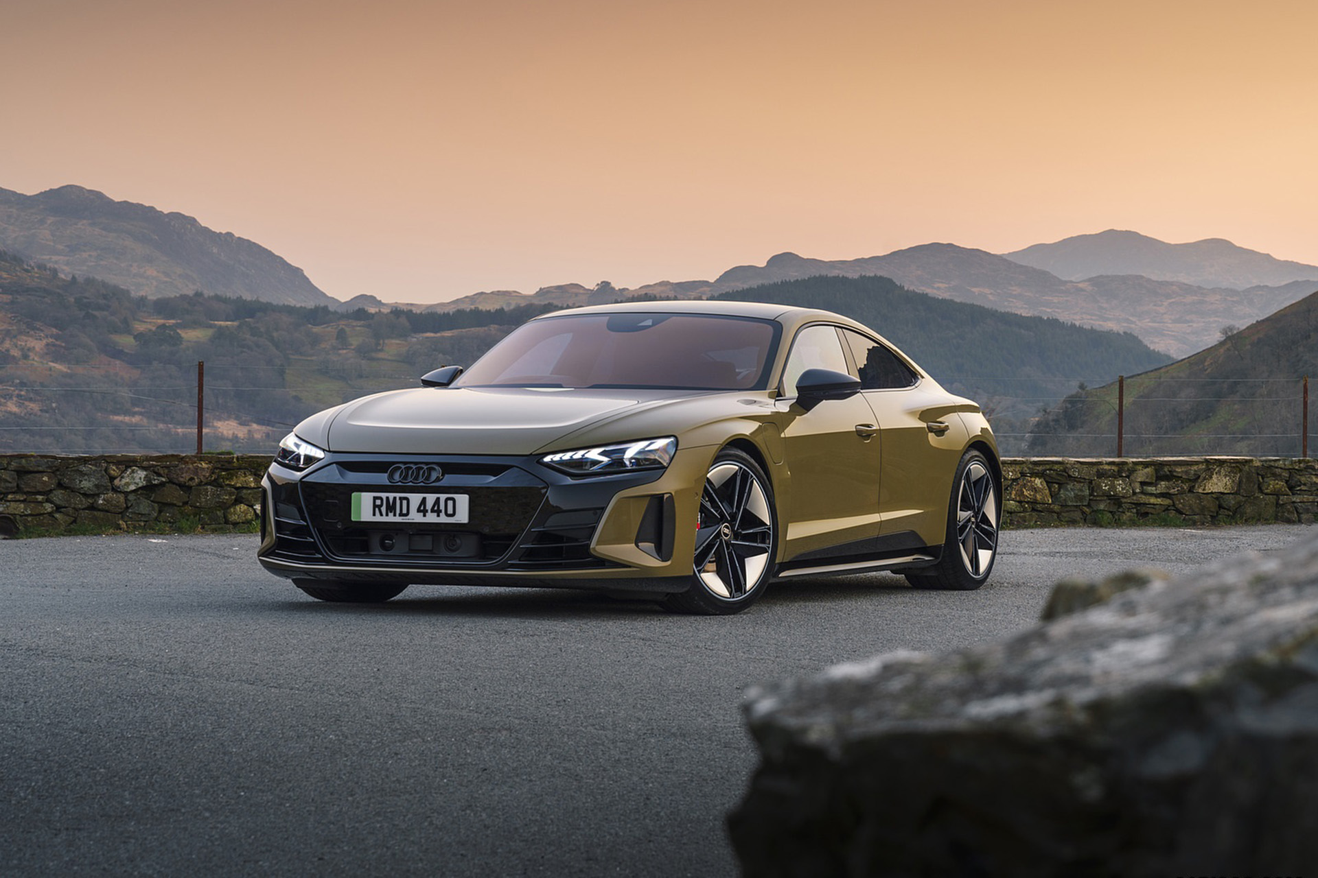 Download 2022 Audi RS e-tron GT - UK version - Front Three-Quarter HD Wallpaper 1920x1280 #18