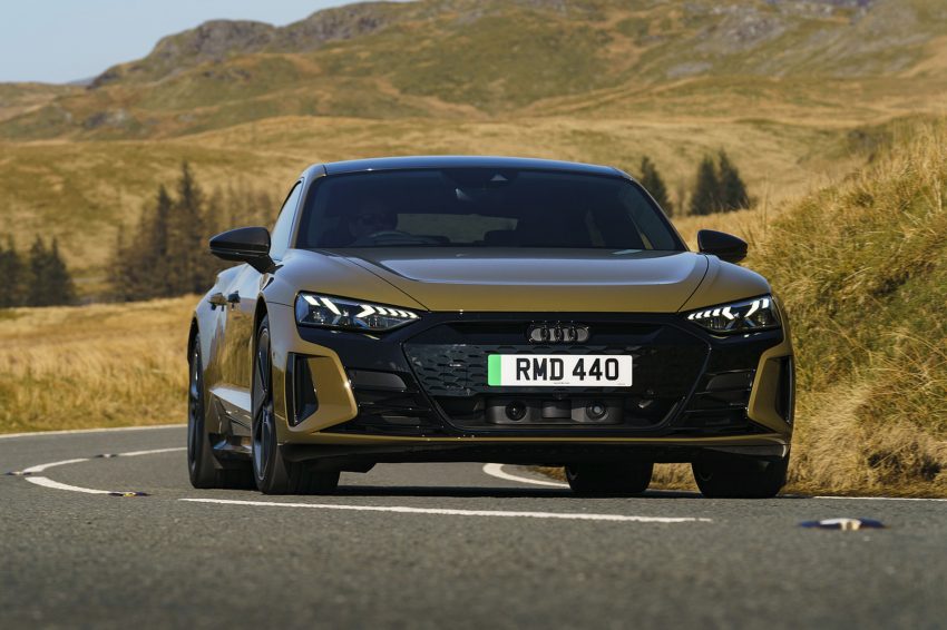 2022 Audi RS e-tron GT - UK version - Front Wallpaper 850x566 #4