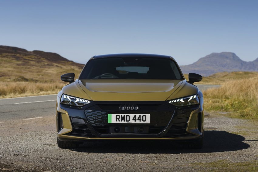 2022 Audi RS e-tron GT - UK version - Front Wallpaper 850x567 #20