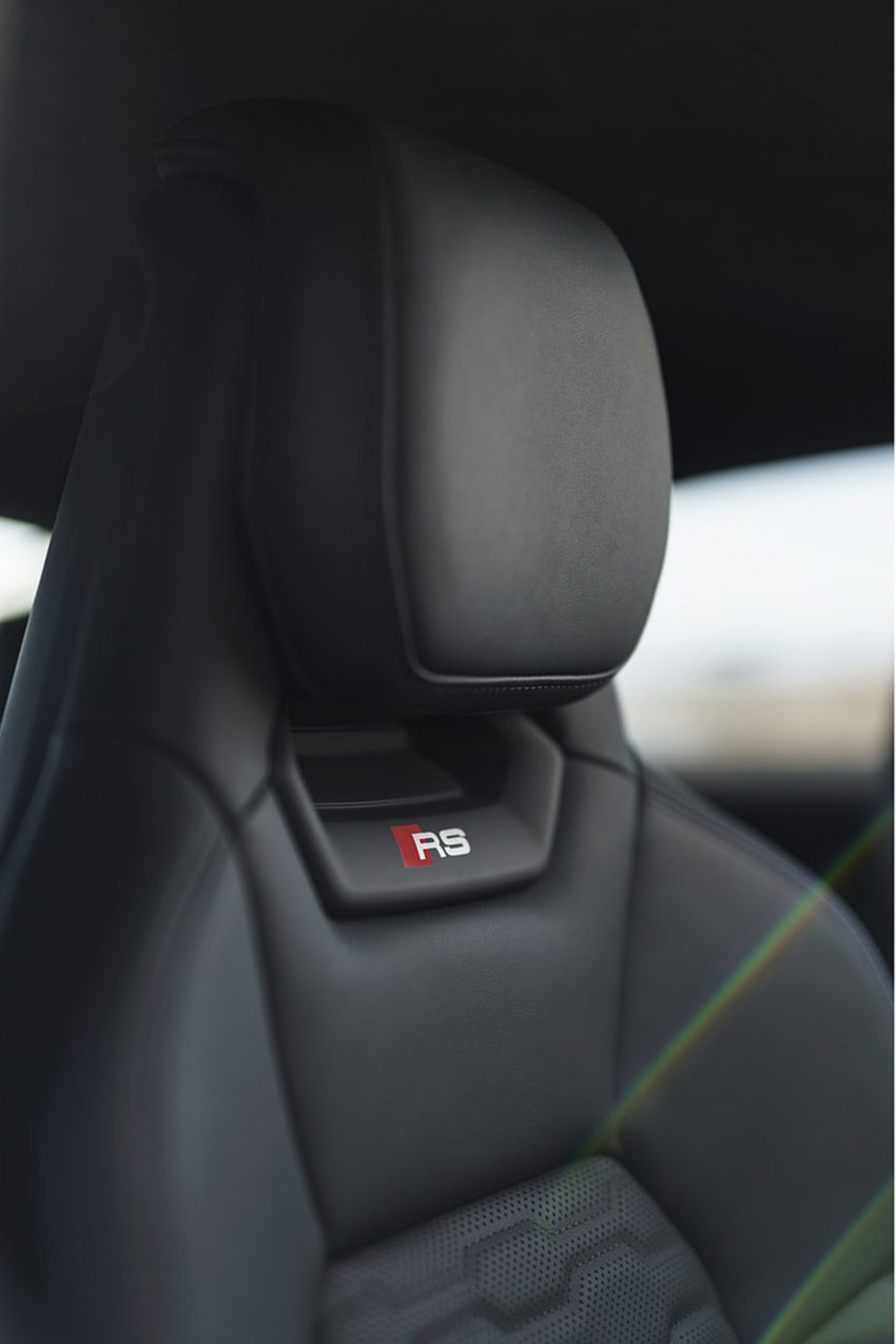 2022 Audi RS e-tron GT - UK version - Interior, Seats Phone Wallpaper 850x1275 #48