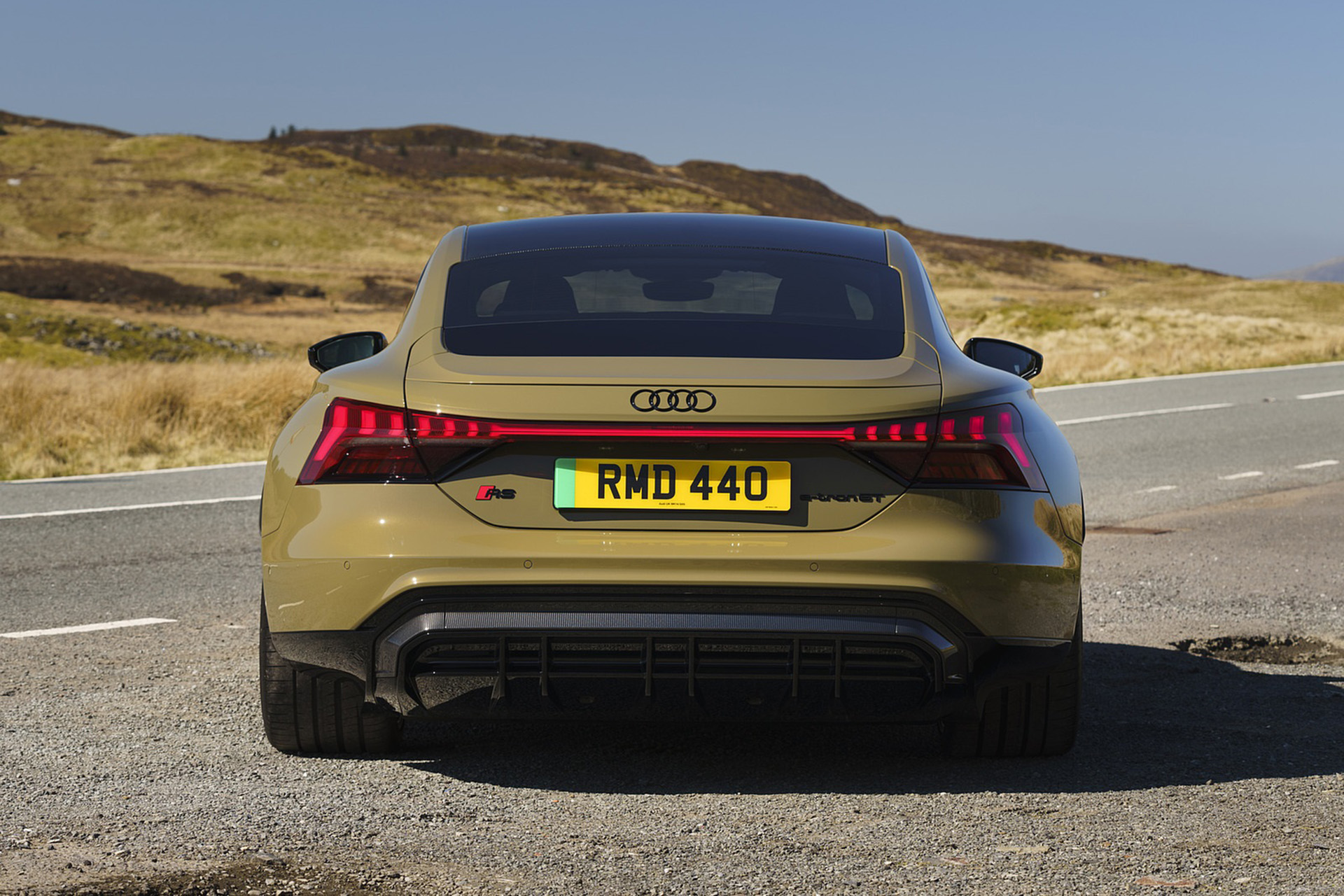 Download 2022 Audi RS e-tron GT - UK version - Rear HD Wallpaper 1920x1280 #21