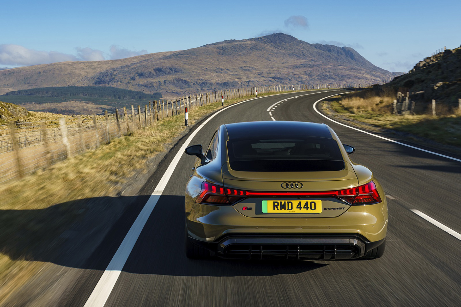 Download 2022 Audi RS e-tron GT - UK version - Rear HD Wallpaper 1920x1280 #5