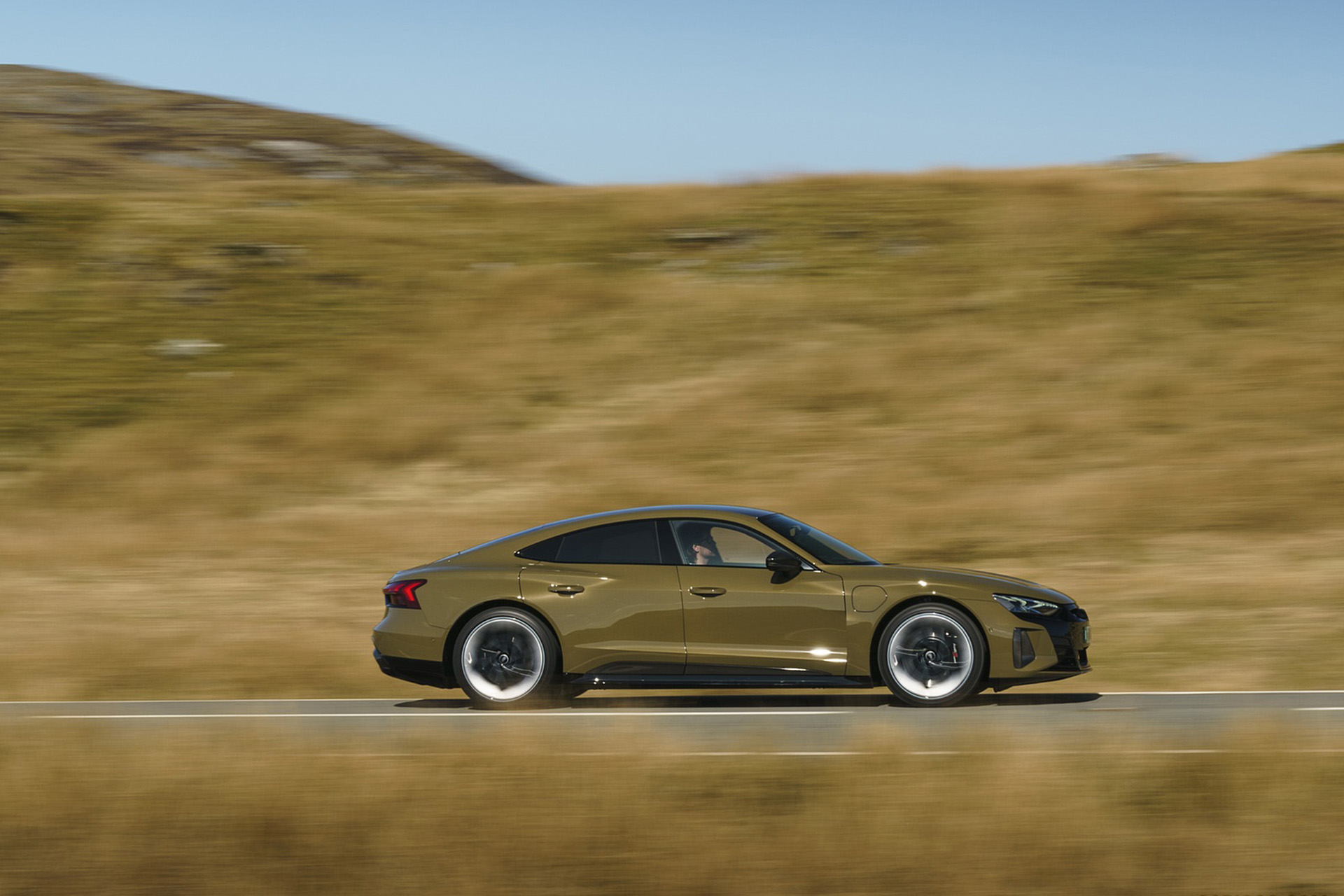 Download 2022 Audi RS e-tron GT - UK version - Side HD Wallpaper 1920x1280 #10