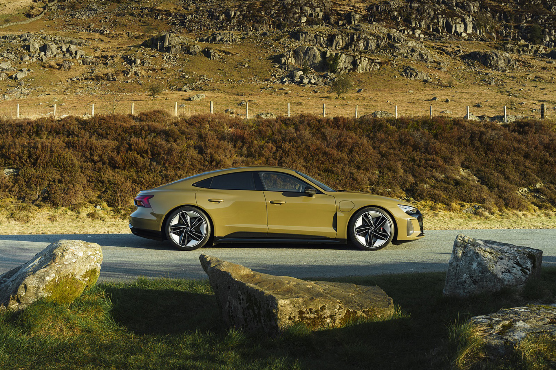 Download 2022 Audi RS e-tron GT - UK version - Side HD Wallpaper 1920x1280 #15