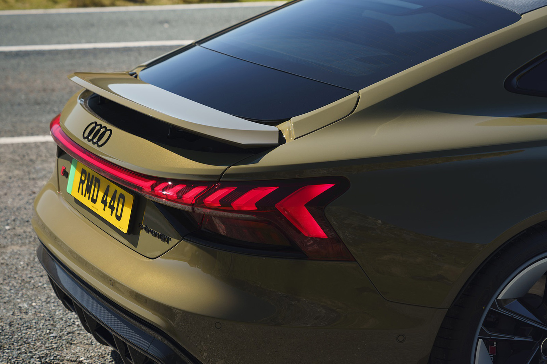 Download 2022 Audi RS e-tron GT - UK version - Spoiler HD Wallpaper 1920x1279 #36