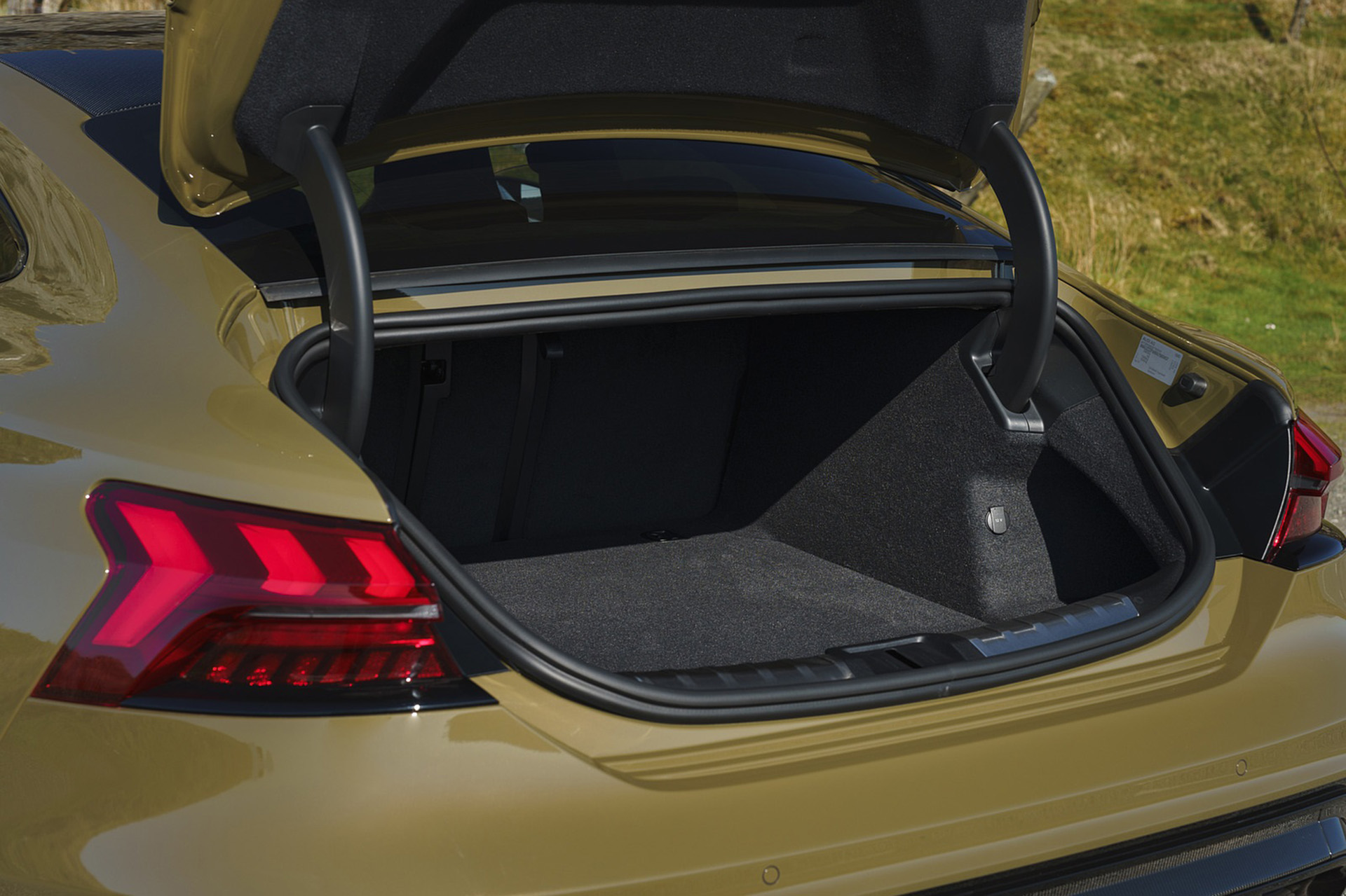 Download 2022 Audi RS e-tron GT - UK version - Trunk HD Wallpaper 1920x1279 #39