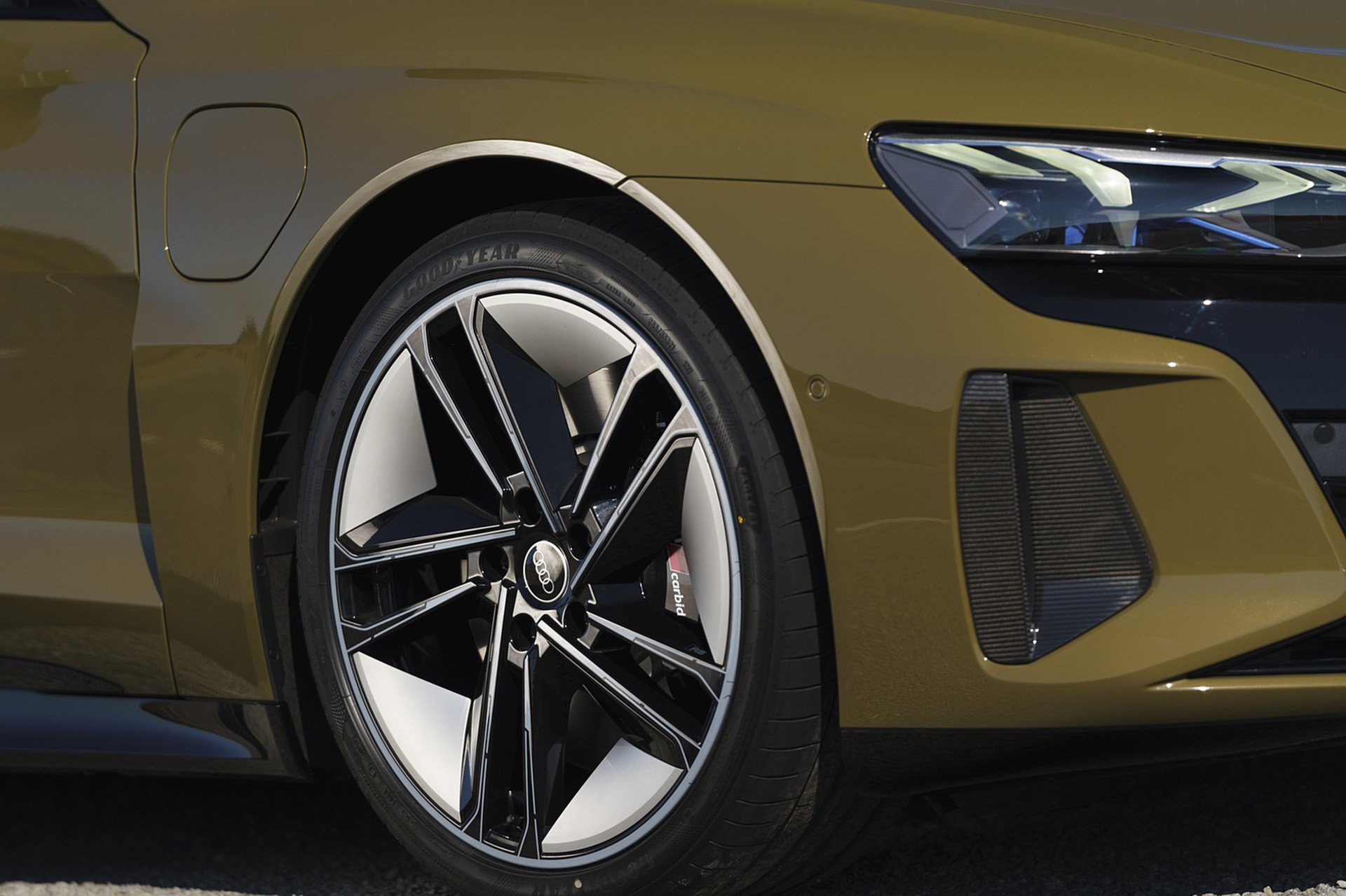 Download 2022 Audi RS e-tron GT - UK version - Wheel HD Wallpaper 1920x1279 #25