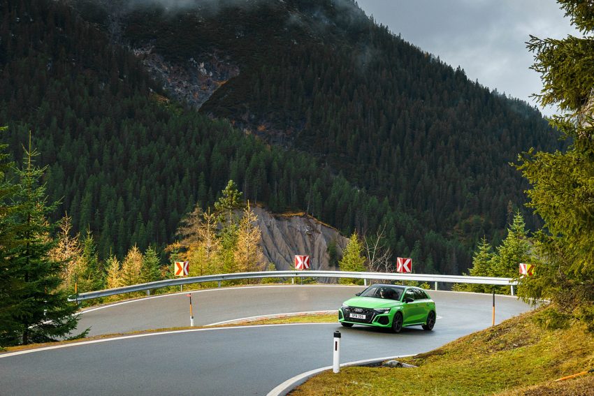 2022 Audi RS3 Sportback Launch Edition - UK version - Front Three-Quarter Wallpaper 850x567 #30