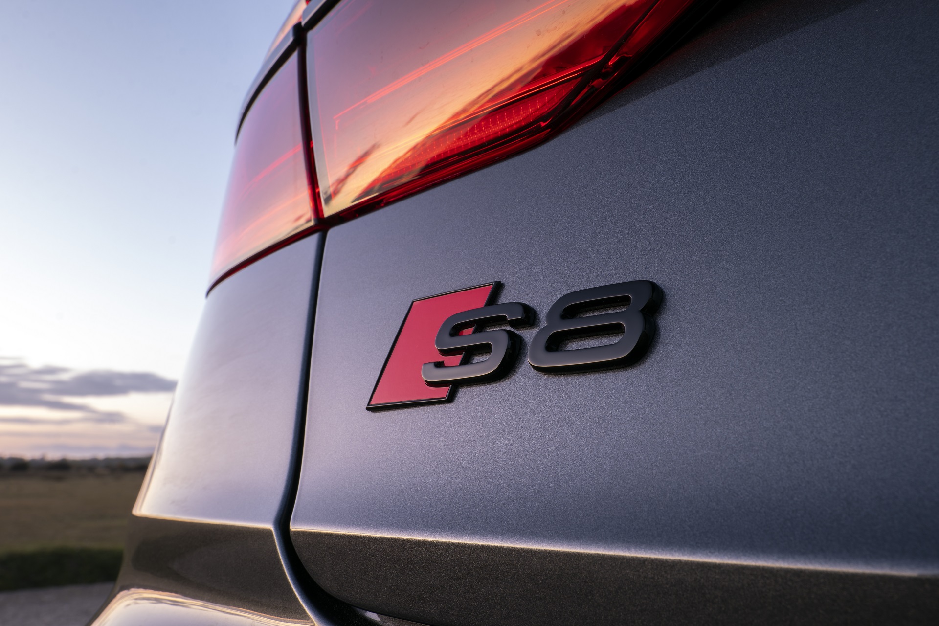 Download 2022 Audi S8 TFSI quattro - UK version - Badge HD Wallpaper 1920x1280 #34