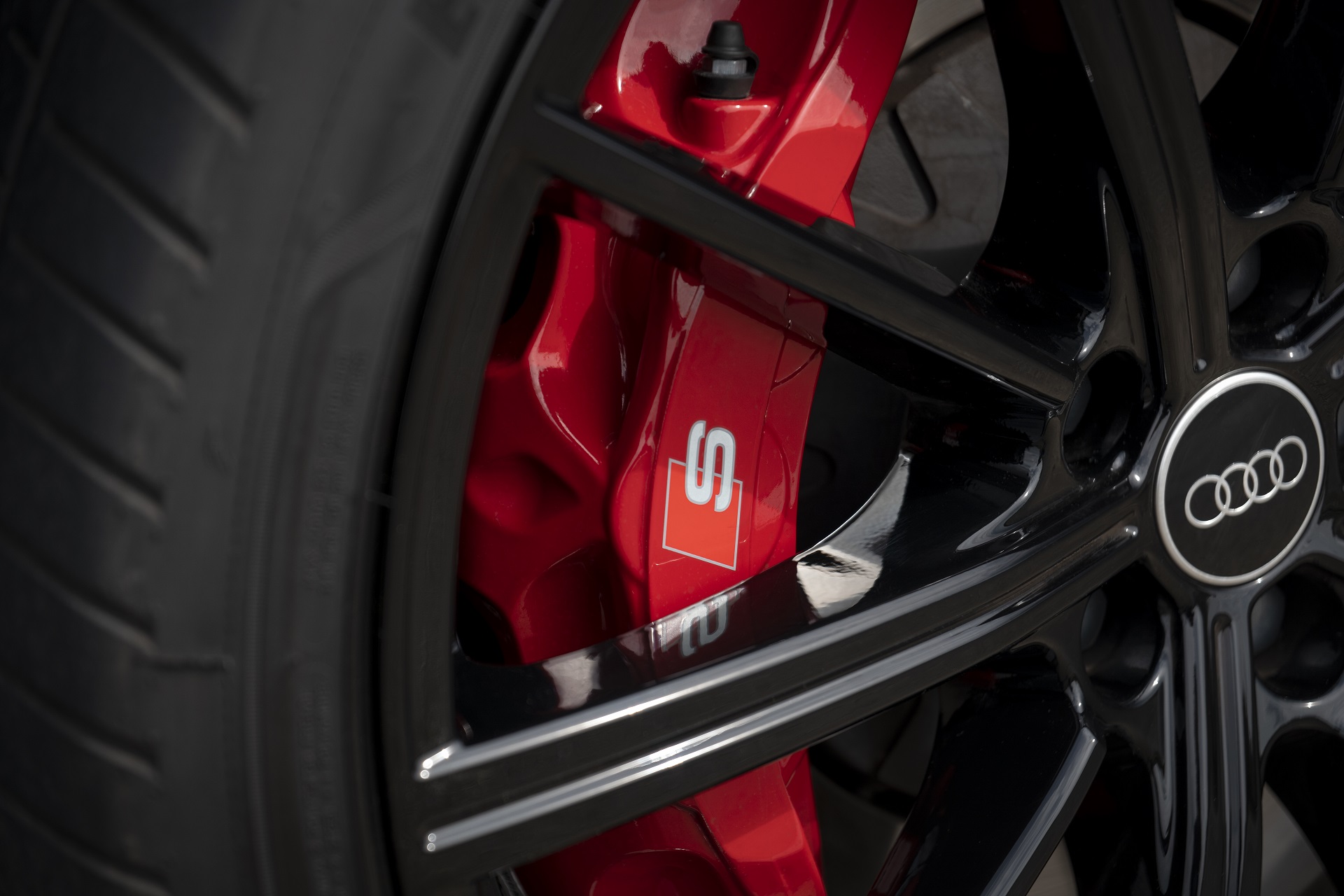 Download 2022 Audi S8 TFSI quattro - UK version - Brakes HD Wallpaper 1920x1280 #30