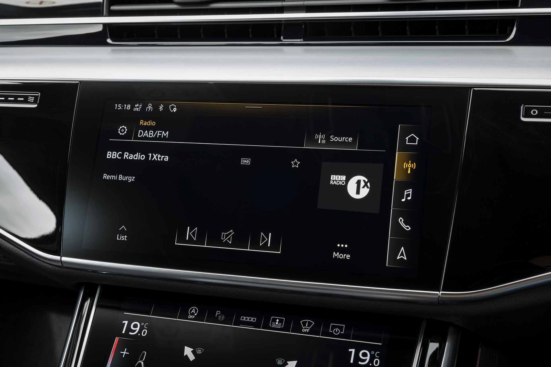 Download 2022 Audi S8 TFSI quattro - UK version - Central Console HD Wallpaper 1920x1280 #56