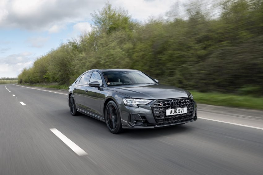 2022 Audi S8 TFSI quattro - UK version - Front Three-Quarter Wallpaper 850x567 #5
