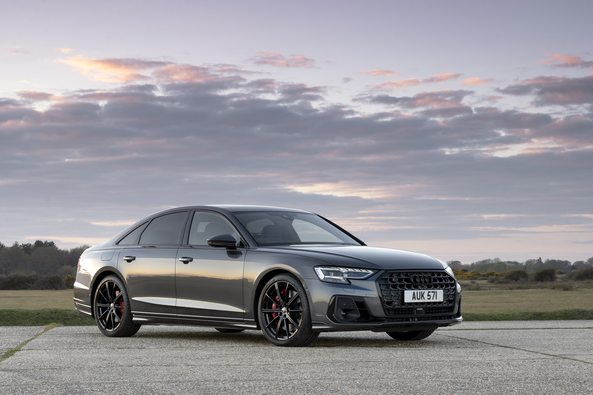 Download 2022 Audi S8 TFSI quattro - UK version - Front Three-Quarter HD Wallpaper 1920x1280 #14
