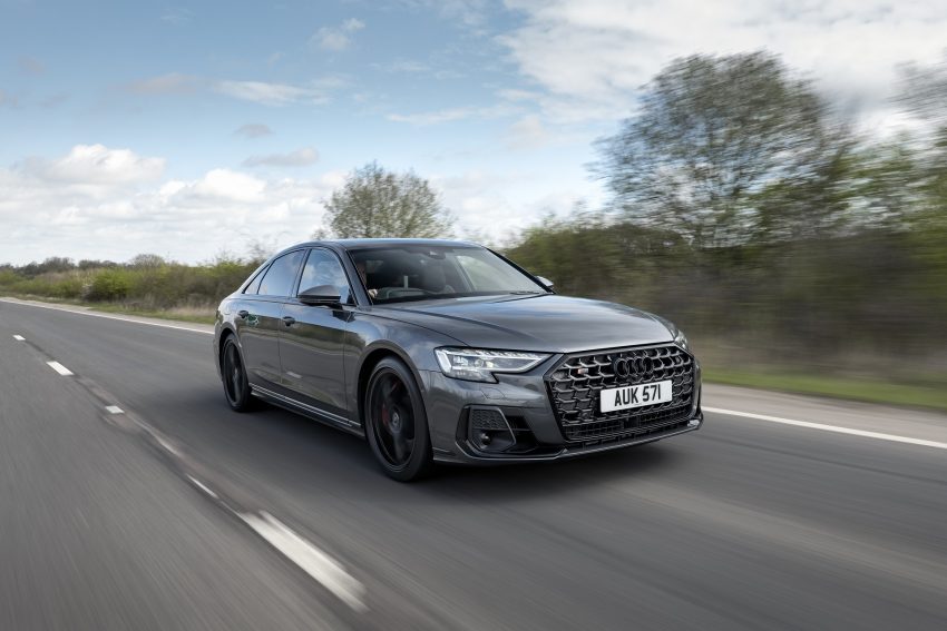 2022 Audi S8 TFSI quattro - UK version - Front Three-Quarter Wallpaper 850x567 #8