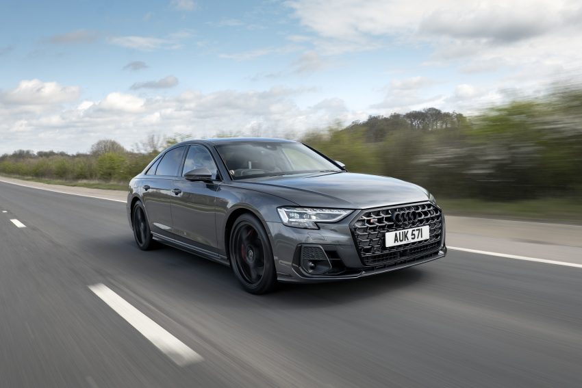 2022 Audi S8 TFSI quattro - UK version - Front Three-Quarter Wallpaper 850x567 #1