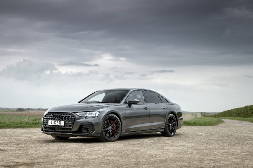 2022 Audi S8 TFSI quattro - UK version - Front Three-Quarter Wallpaper 850x567 #19