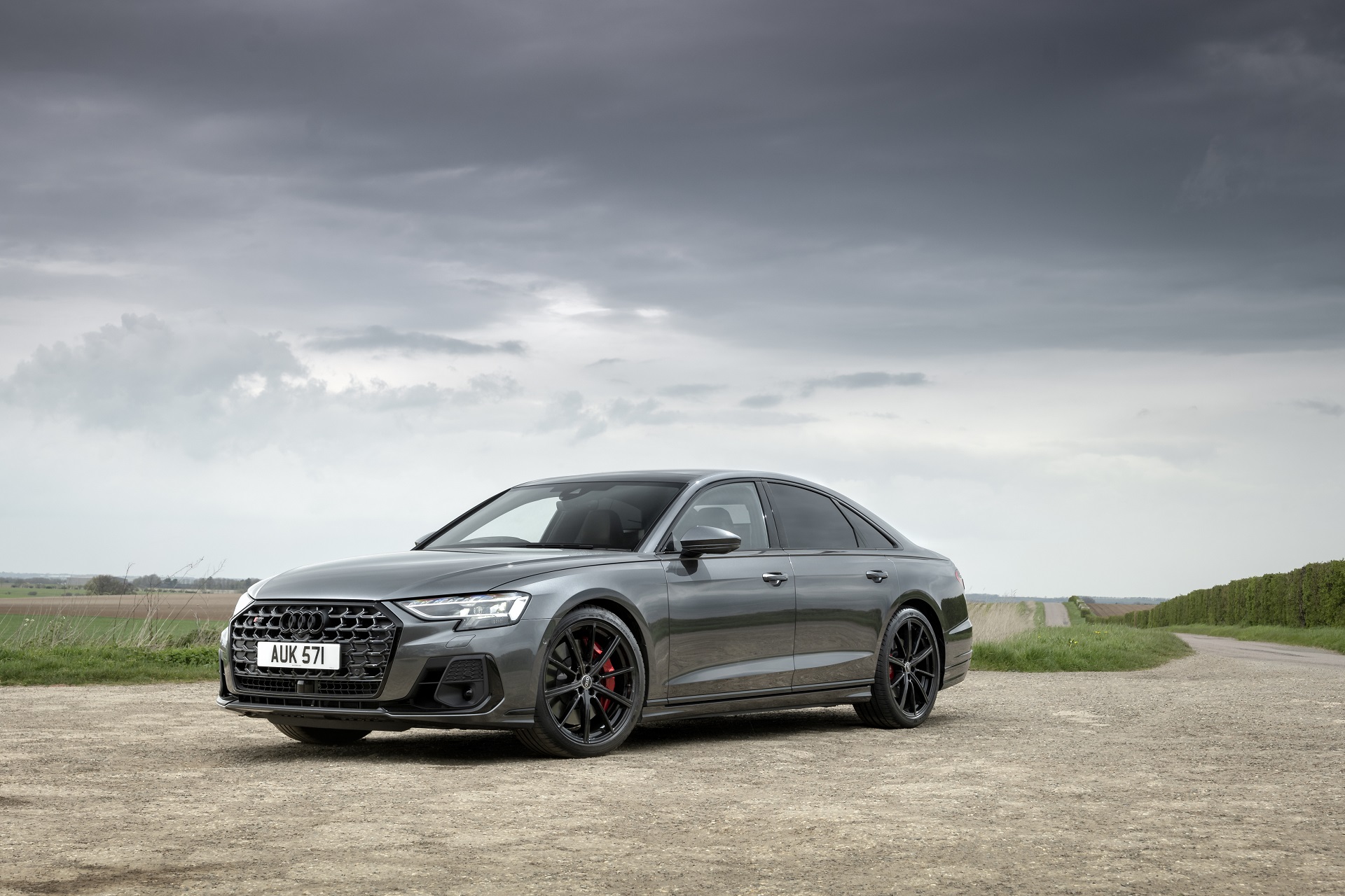 Download 2022 Audi S8 TFSI quattro - UK version - Front Three-Quarter HD Wallpaper 1920x1280 #19