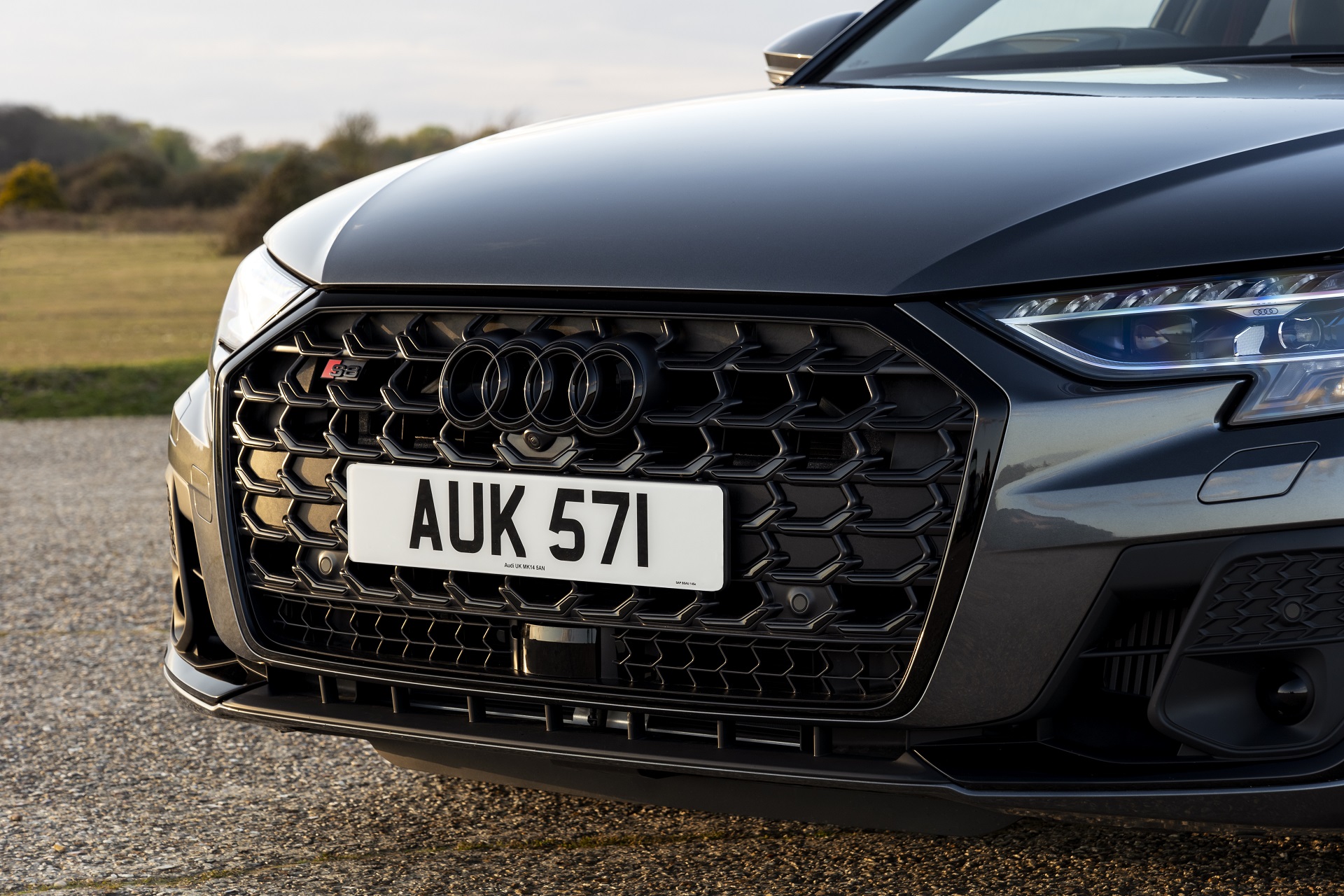 Download 2022 Audi S8 TFSI quattro - UK version - Grille HD Wallpaper 1920x1280 #24