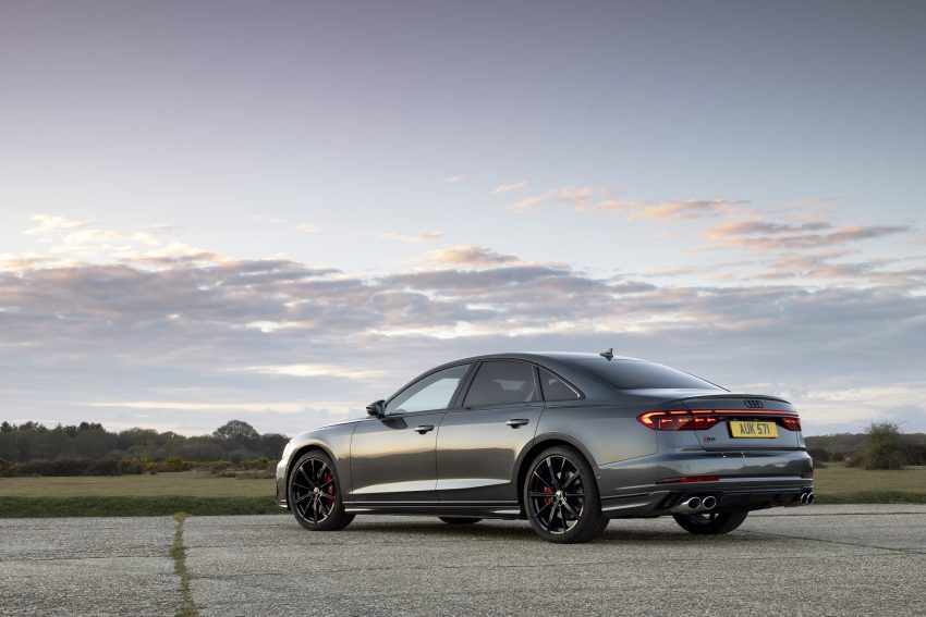 2022 Audi S8 TFSI quattro - UK version - Rear Three-Quarter Wallpaper 850x567 #17