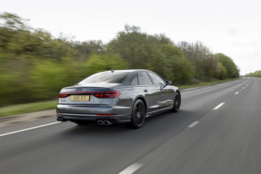 2022 Audi S8 TFSI quattro - UK version - Rear Three-Quarter Wallpaper 850x567 #9
