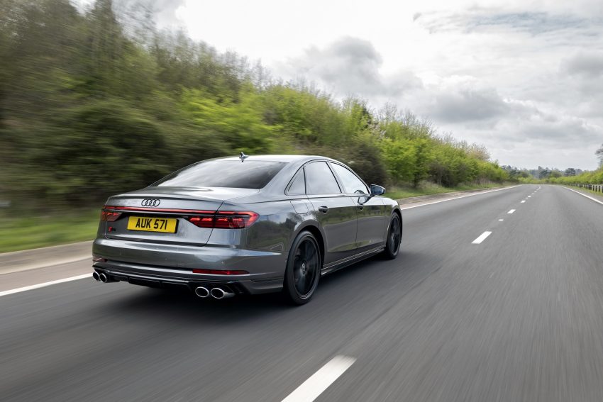 2022 Audi S8 TFSI quattro - UK version - Rear Three-Quarter Wallpaper 850x567 #11