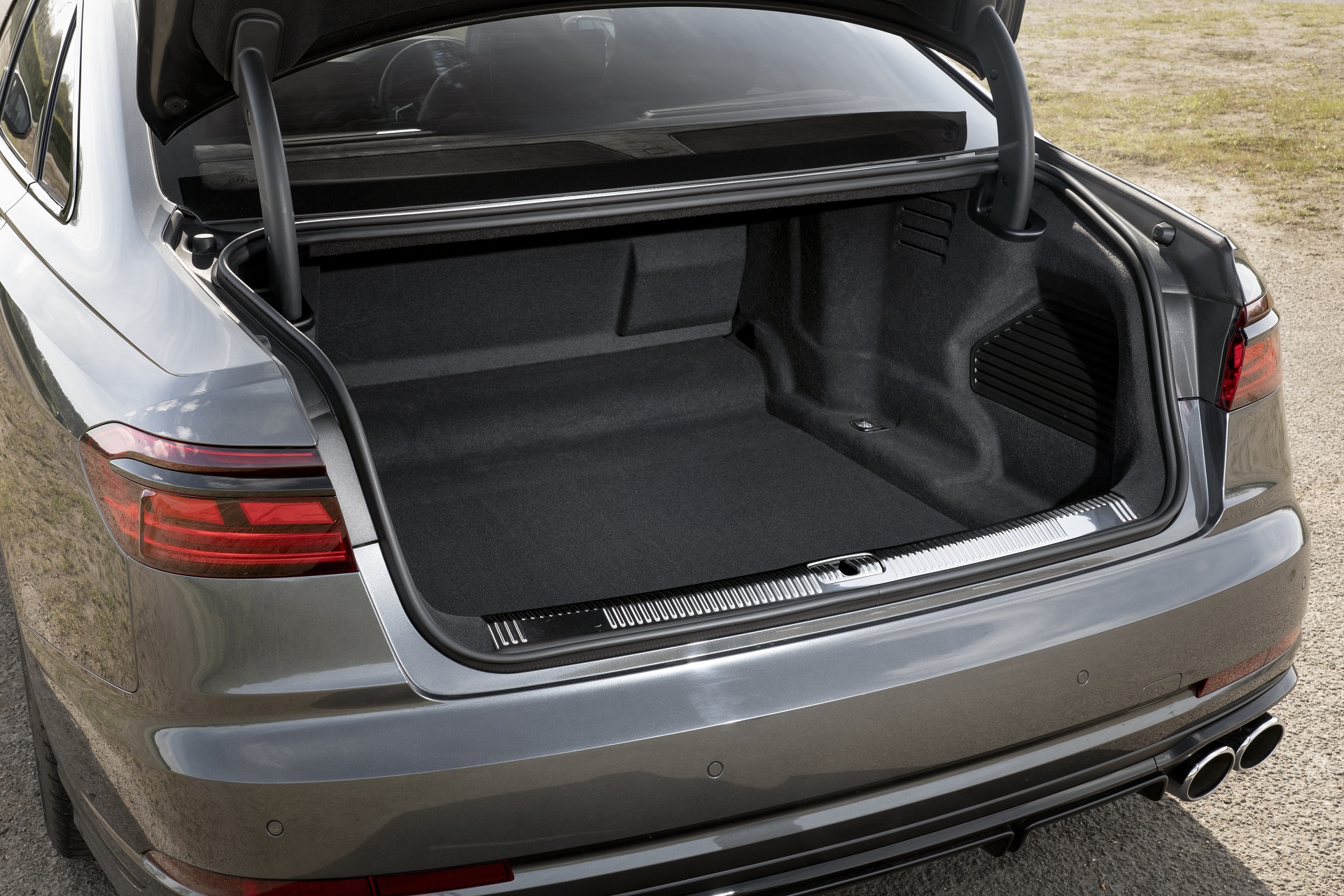 Download 2022 Audi S8 TFSI quattro - UK version - Trunk HD Wallpaper 1920x1280 #68