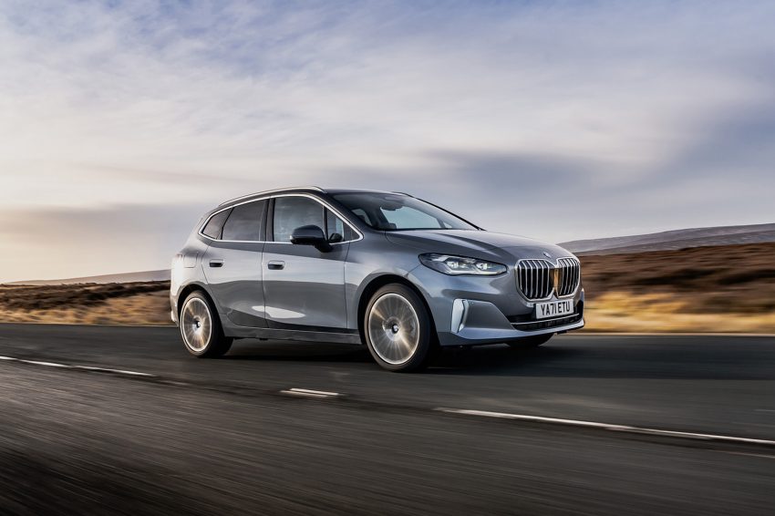 2022 BMW 220i Active Tourer - UK version - Front Three-Quarter Wallpaper 850x566 #5