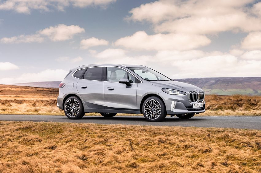 2022 BMW 220i Active Tourer - UK version - Front Three-Quarter Wallpaper 850x566 #15