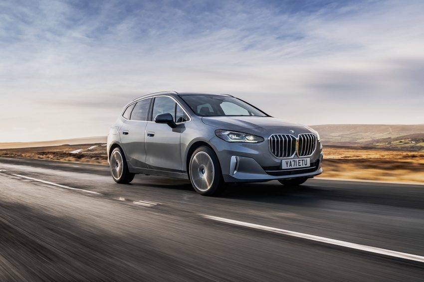 2022 BMW 220i Active Tourer - UK version - Front Three-Quarter Wallpaper 850x566 #6