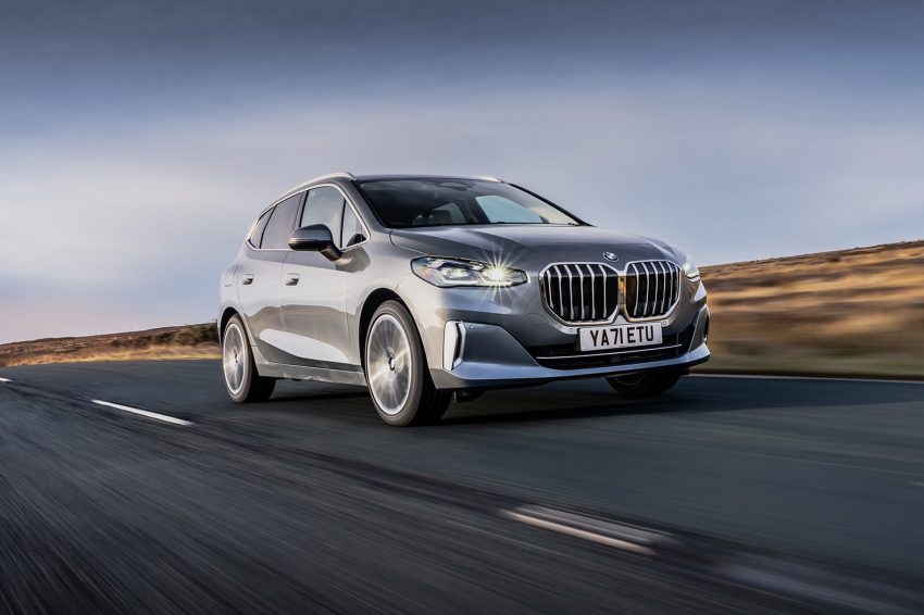 2022 BMW 220i Active Tourer - UK version - Front Three-Quarter Wallpaper 850x566 #1