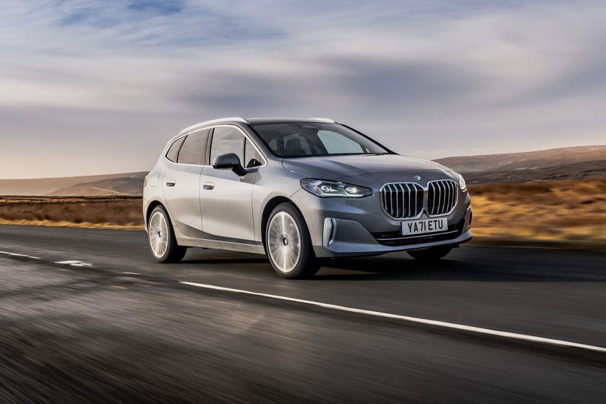 2022 BMW 220i Active Tourer - UK version - Front Three-Quarter Wallpaper 850x566 #8