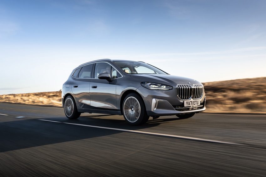 2022 BMW 220i Active Tourer - UK version - Front Three-Quarter Wallpaper 850x566 #9
