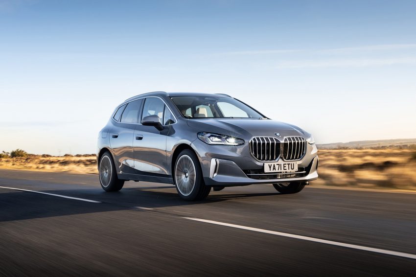 2022 BMW 220i Active Tourer - UK version - Front Three-Quarter Wallpaper 850x566 #3