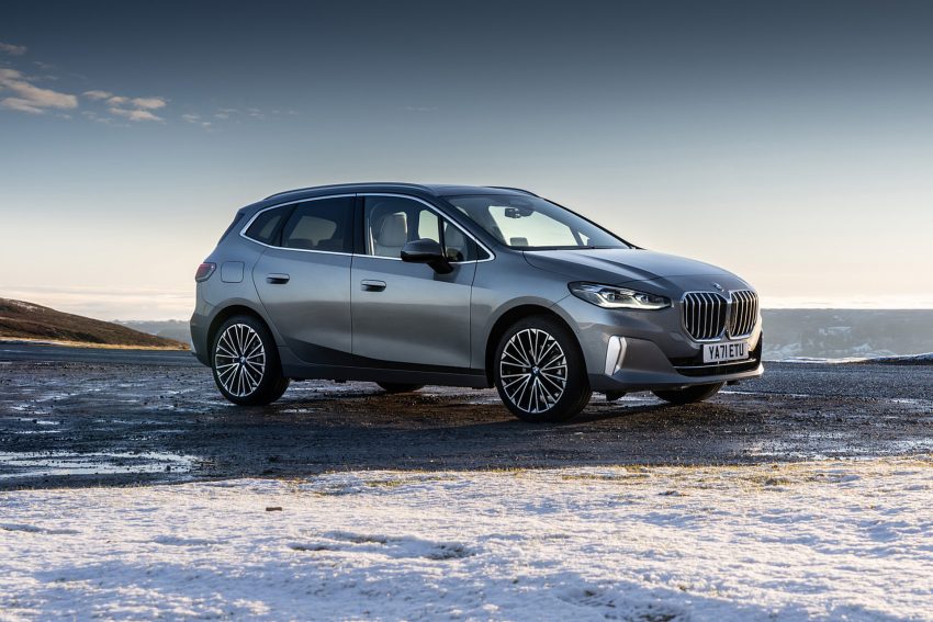 2022 BMW 220i Active Tourer - UK version - Front Three-Quarter Wallpaper 850x567 #18
