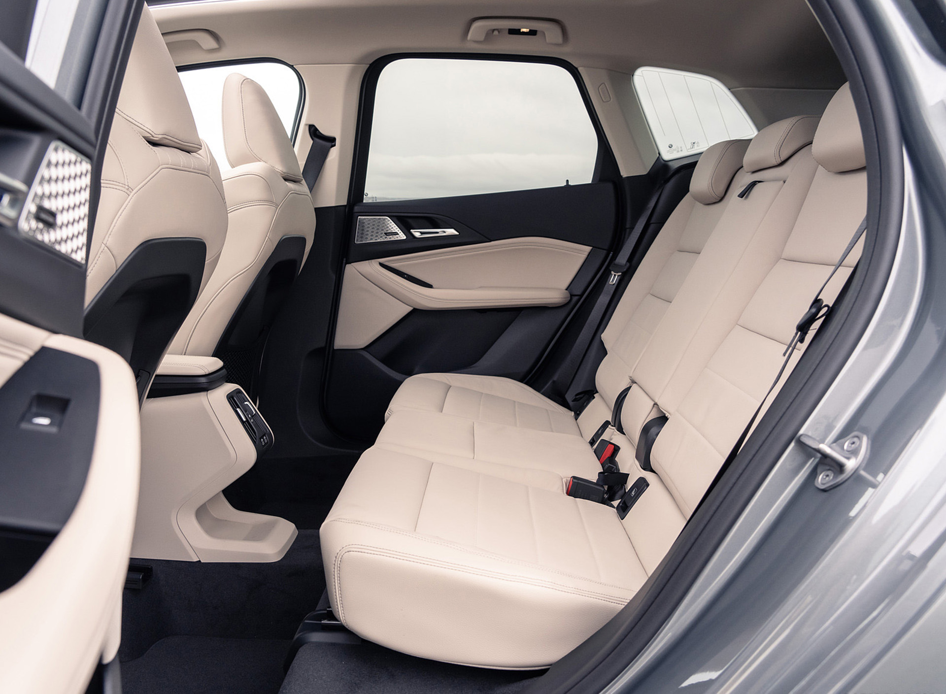 Download 2022 BMW 220i Active Tourer - UK version - Interior, Rear Seats HD Wallpaper 1920x1409 #41