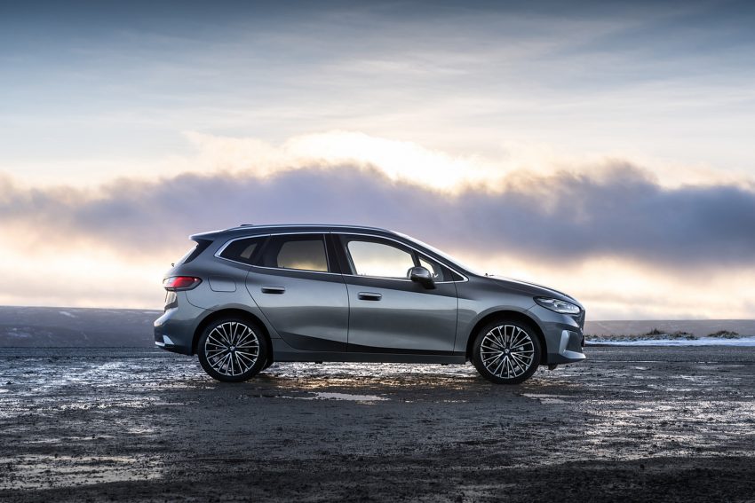 2022 BMW 220i Active Tourer - UK version - Side Wallpaper 850x567 #20