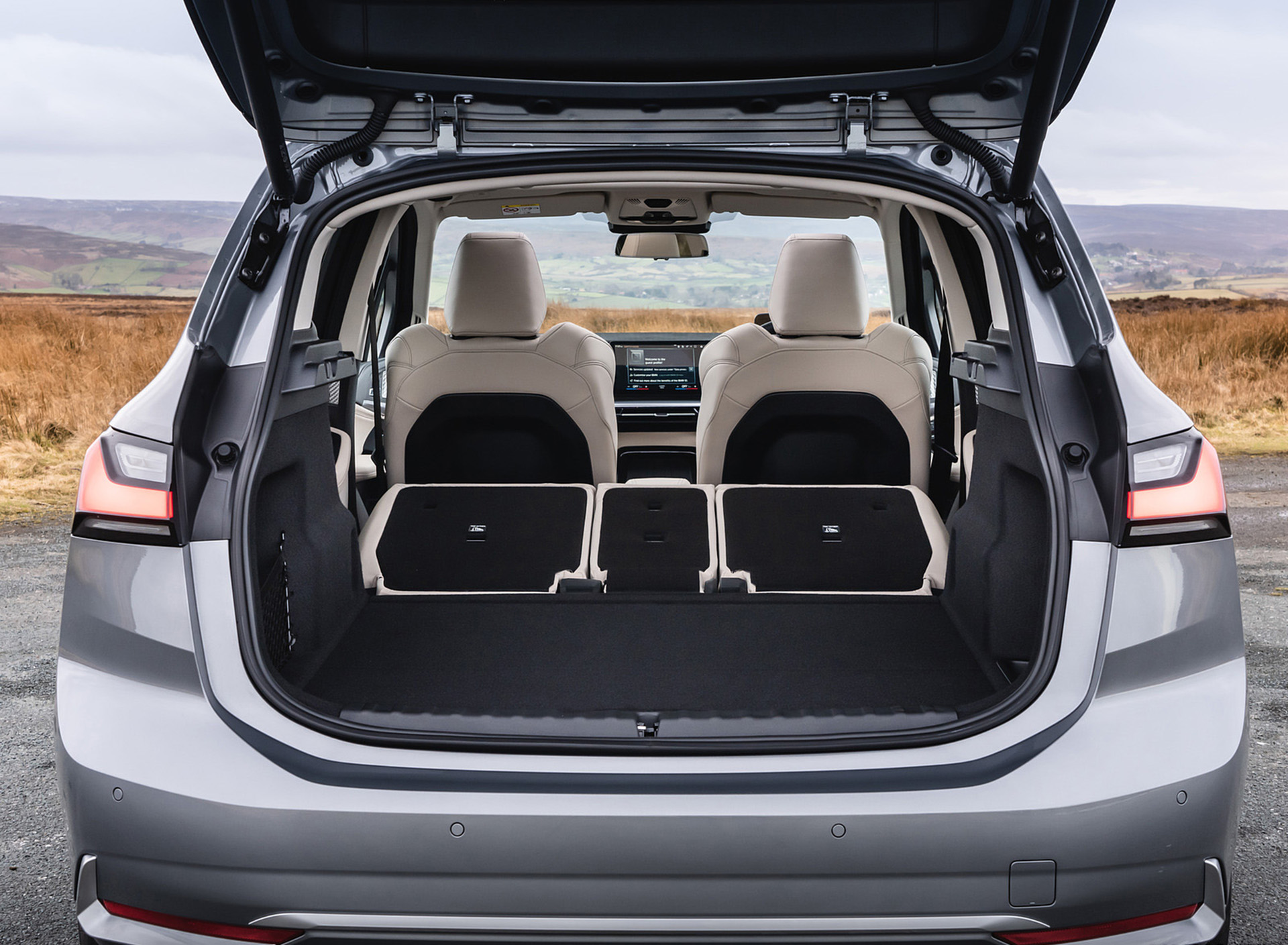 Download 2022 BMW 220i Active Tourer - UK version - Trunk HD Wallpaper 1920x1409 #43