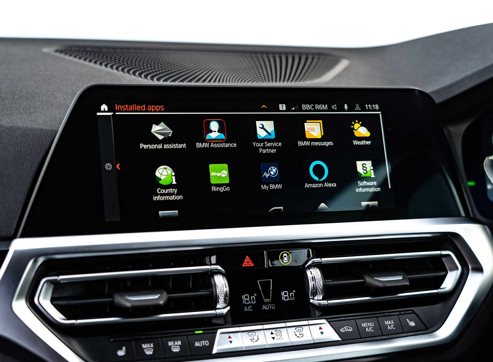 Download 2022 BMW 220i Coupé - UK version - Central Console HD Wallpaper 1920x1409 #33
