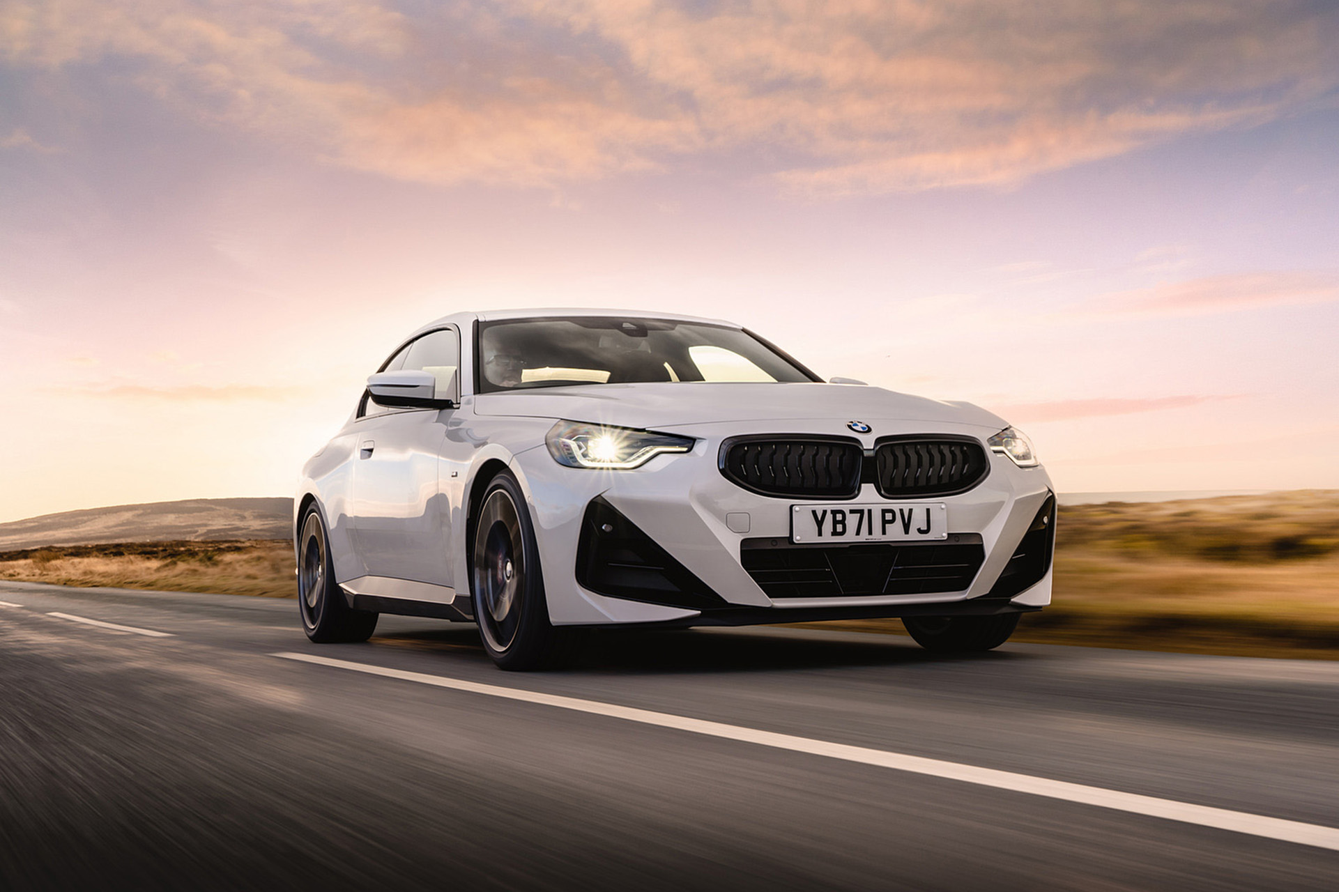 Download 2022 BMW 220i Coupé - UK version - Front Three-Quarter HD Wallpaper 1921x1280 #5