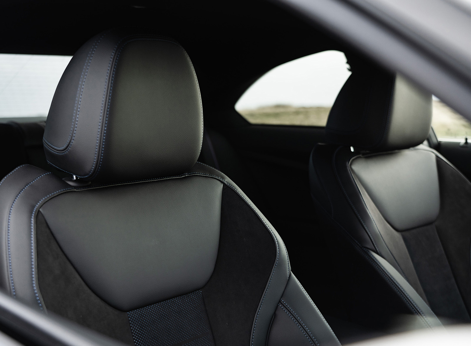 Download 2022 BMW 220i Coupé - UK version - Interior, Front Seats HD Wallpaper 1920x1409 #39