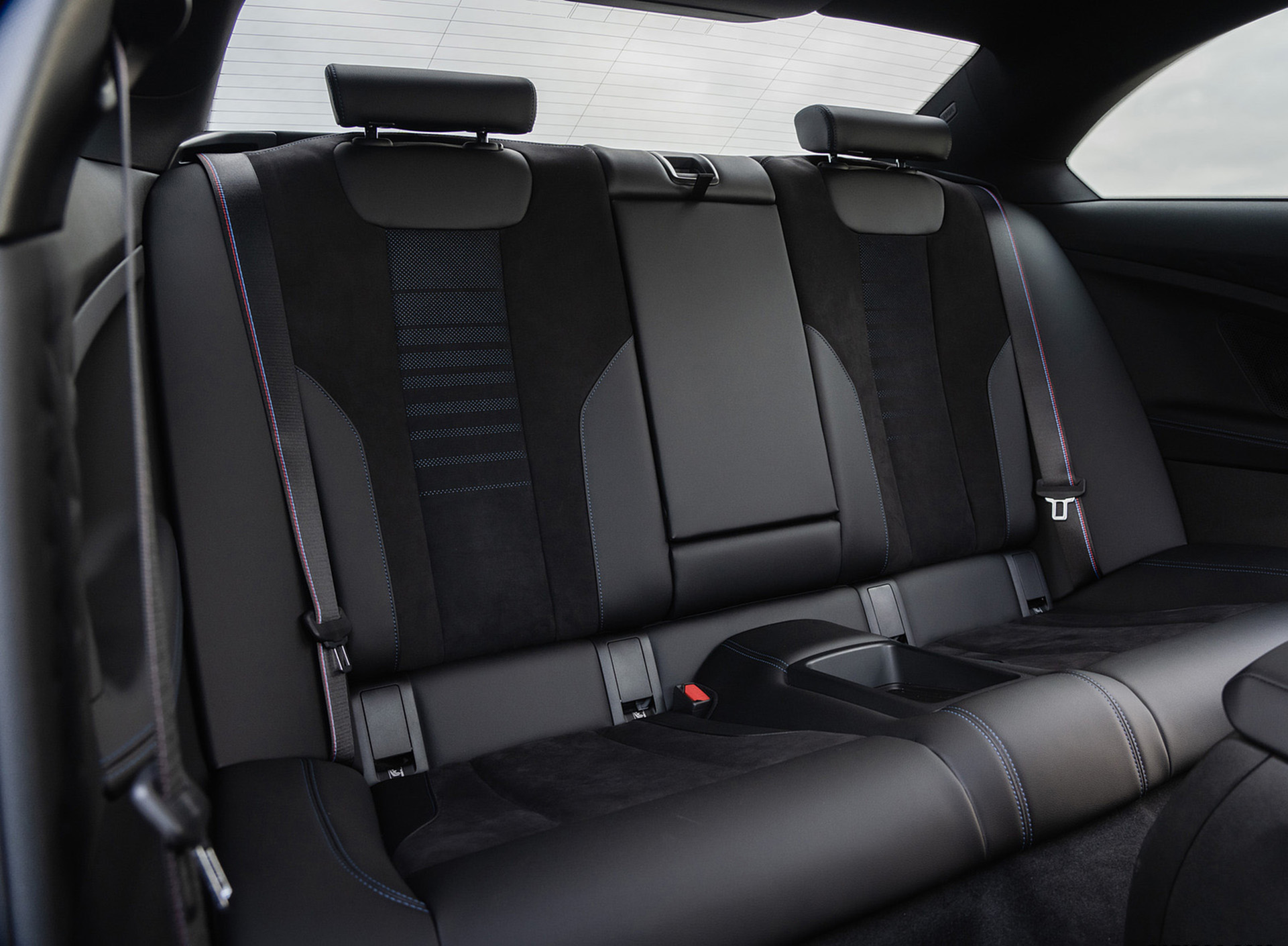Download 2022 BMW 220i Coupé - UK version - Interior, Rear Seats HD Wallpaper 1921x1410 #41